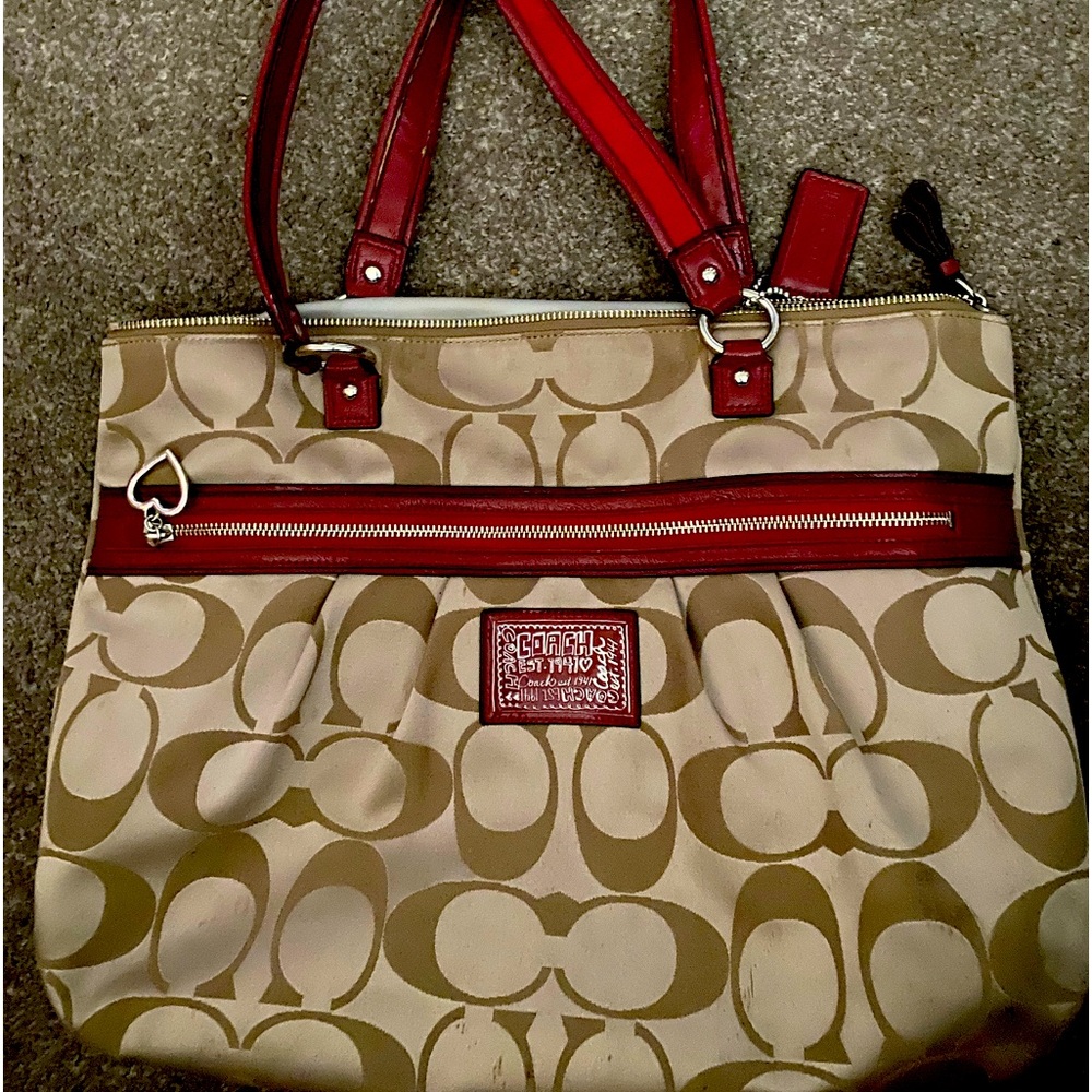 Signature Coach Poppy Daisey Tote in very good condition. Very spacious!